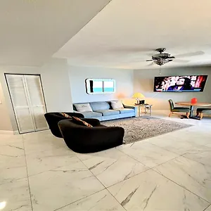 Apartment 14th Floor 2 Bedroom Direct Oceanfront Wyndham Ocean Walk Daytona 1401, Daytona Beach
